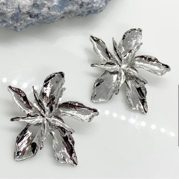 Anthropologie Silver Flower Earrings - Picture 5 of 13
